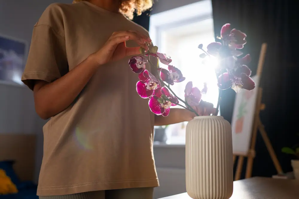 Des fleurs délicates symbolisant la douceur et la beauté qui émergent de la guérison.