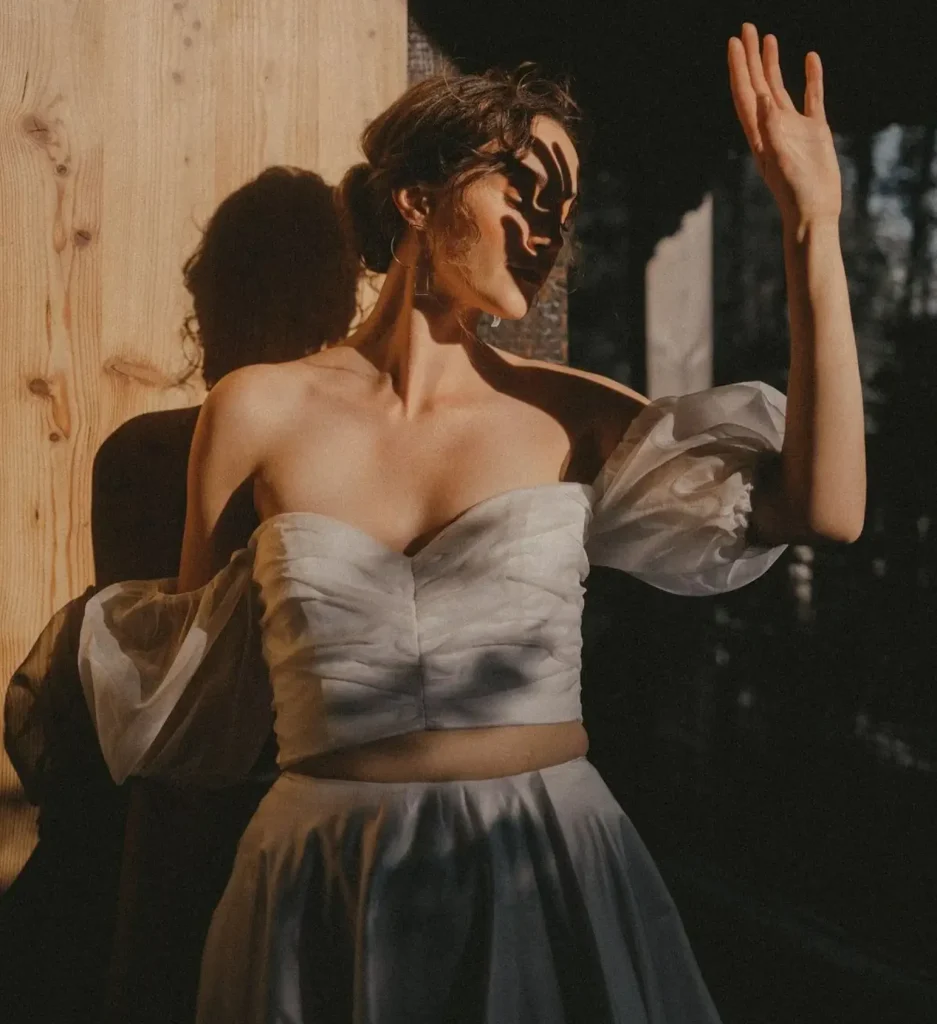 Portrait d'une femme connectée à la nature, illustrant la douceur et la puissance intérieure.
