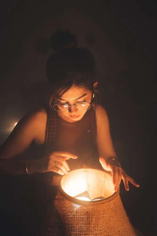Le cheminement de l'ombre vers la lumière Une lanterne illuminant la nuit, symbolisant le parcours de la psychologie à la photographie.